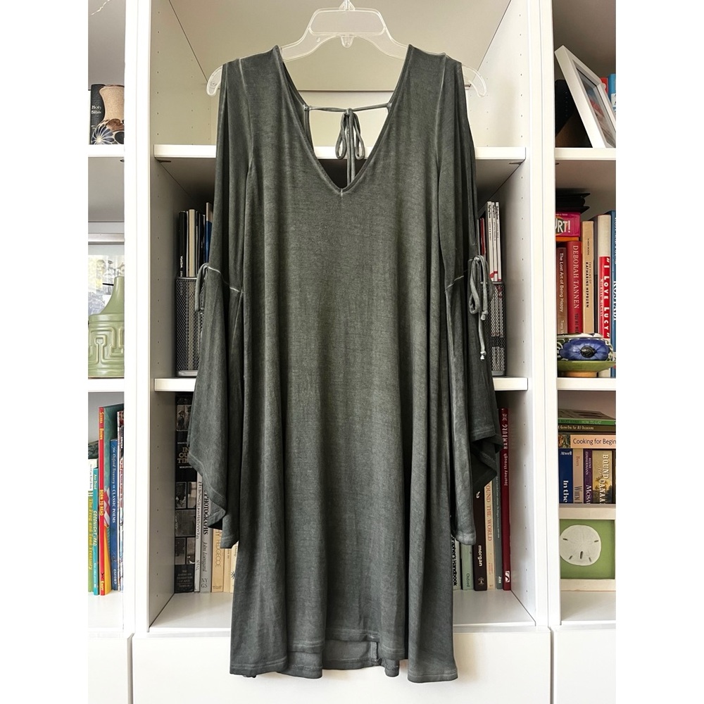 American Eagle flowy cut-out top, M